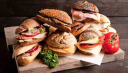 Basis lunch luxe belegd  bestaat uit 10 belegde broodjes Basis lunch luxe belegd  bestaat uit 10 belegde broodjes