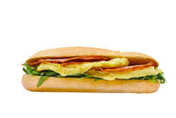 Broodje omelet met crispy bacon